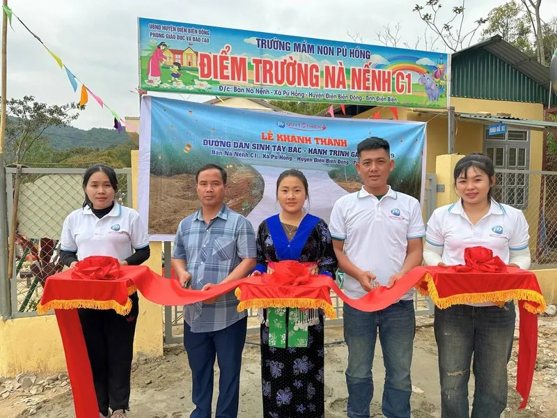 Một cảnh tượng lễ hội truyền thống Việt Nam với chọi gà, thể hiện sự gắn kết cộng đồng và ý nghĩa văn hóa.