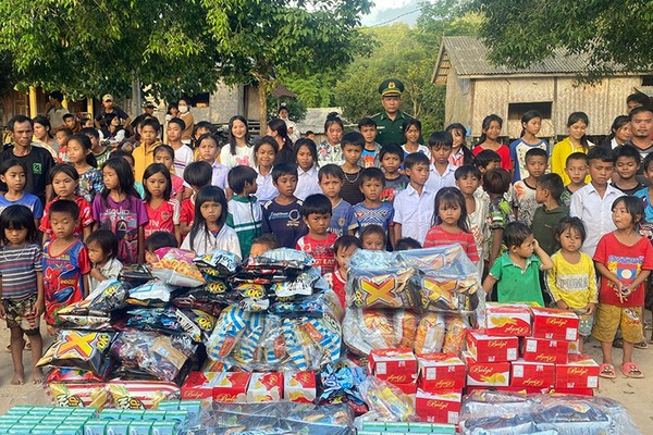 Hình ảnh minh họa phụ huynh hướng dẫn con cái về an toàn trực tuyến