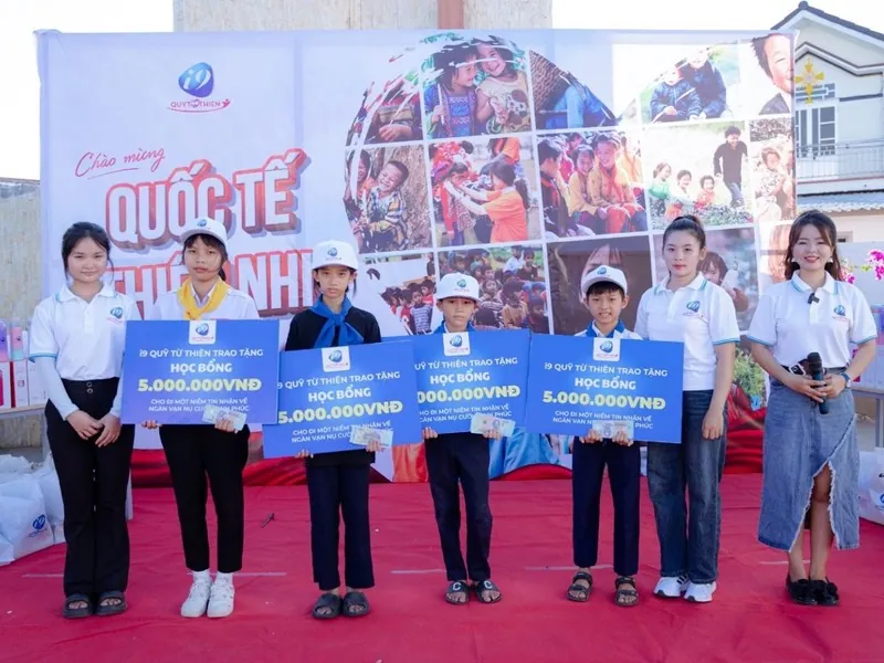 Một bức tranh hoặc phù điêu cổ đại mô tả cảnh chọi gà, thể hiện lịch sử lâu đời của môn thể thao này.