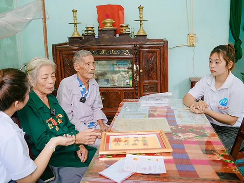 123b và đối tác đang thảo luận về chiến lược hợp tác