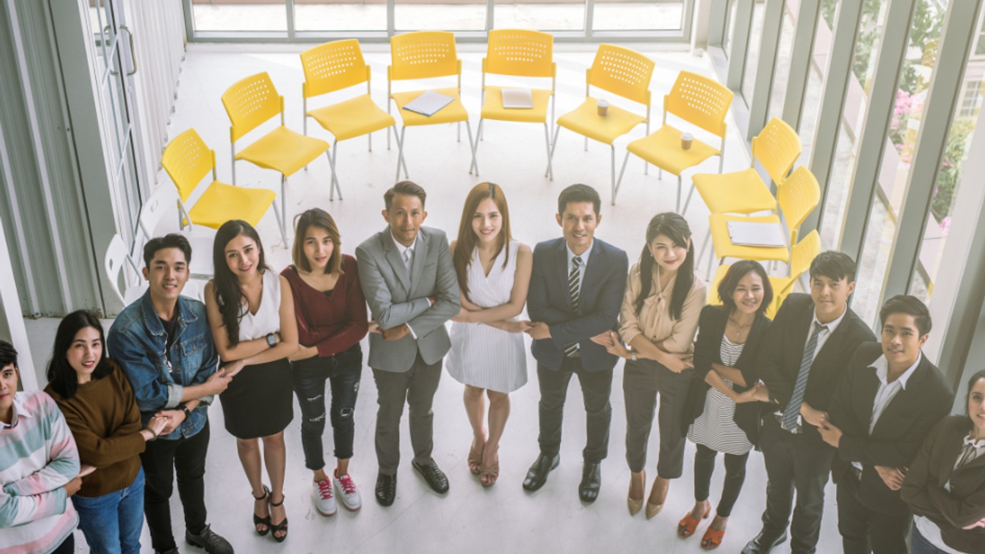 Hình ảnh minh họa người đang suy nghĩ về các dấu hiệu cờ bạc có vấn đề, với logo 123b