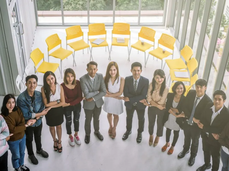 Hình ảnh gà chọi cách điệu với biểu tượng lá chắn hoặc khóa, thể hiện cam kết của 123b về cá cược có trách nhiệm và an toàn.